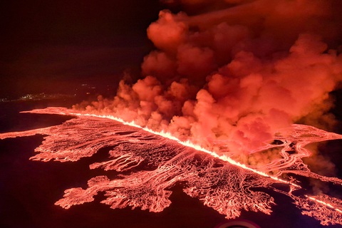 Khói cuồn cuộn và dung nham chảy ra từ vụ phun trào núi lửa ở phía Tây Iceland - Ảnh: AFP Khói cuồn cuộn và dung nham chảy ra từ vụ phun trào núi lửa ở phía Tây Iceland - Ảnh: AFP