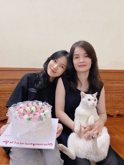 Bất ngờ ảnh đĩa rau muống nhận hơn 30.000 lượt thích trên mạng xã hội- Ảnh 3. Thùy Trang chụp ảnh cùng mẹ - Ảnh: NVCC