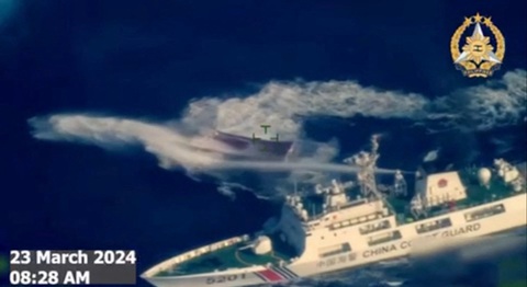 Tàu Hải cảnh Trung Quốc phun vòi rồng vào tàu Philippines ở bãi Cỏ Mây, ngày 23-3 - Ảnh: AFP Tàu hải cảnh Trung Quốc phun vòi rồng vào tàu Philippines ở bãi Cỏ Mây hôm 23-3 - Ảnh: AFP