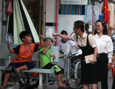 Nhà giáo tương lai lên đường ra đảo dạy học- Ảnh 8. Các sinh viên thân thiện với các học trò sau giờ học