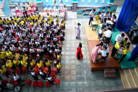 Nhà giáo tương lai lên đường ra đảo dạy học- Ảnh 4. Sân Trường tiểu học Thạnh An rộn ràng với hoạt động do các bạn trẻ tổ chức