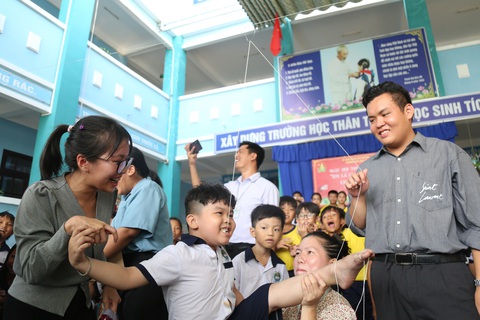 Nhà giáo tương lai lên đường ra đảo dạy học- Ảnh 7. Tiết sinh hoạt ngoài trời đem đến cho các em nhiều hứng thú