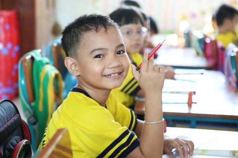 Nhà giáo tương lai lên đường ra đảo dạy học- Ảnh 5. Thiên Khôi (học sinh lớp 1) khoe “Cô Trinh, cô Tuyền dạy con rất thích”