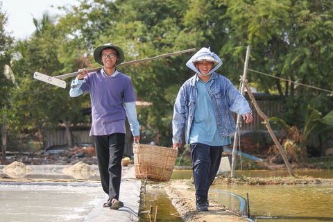 Nhà giáo tương lai lên đường ra đảo dạy học- Ảnh 2. Lần đầu Thiên Bảo (phải) được trải nghiệm cùng người dân làm muối, một nghề truyền thống ở đây