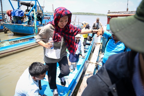 Nhà giáo tương lai lên đường ra đảo dạy học- Ảnh 6. Các nhà giáo trẻ vượt đường xa sông nước nên thường xuyên đi lại bằng ghe, tàu
