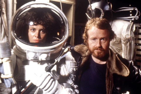 Ridely Scott (phải) cha đẻ của Alien và diễn viên Sigourney Weaver năm 1979, lúc đang quay bộ phim Alien - Ảnh: Nostalgia Curator Ridely Scott (phải) - cha đẻ của Alien và diễn viên Sigourney Weaver năm 1979, lúc đang quay bộ phim Alien - Ảnh: Nostalgia Curator