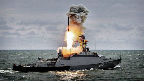 Ukraine tấn công phá hủy hai tàu lớn và nút liên lạc quan trọng của Nga- Ảnh 1. Quân đội Ukraine tuyên bố phá hủy hai tàu đổ bộ cỡ lớn và nút giao liên lạc quan trọng của Hạm đội Biển Đen Nga ở bán đảo Crimea ngày 24-3 - Ảnh: ARMYINFORM