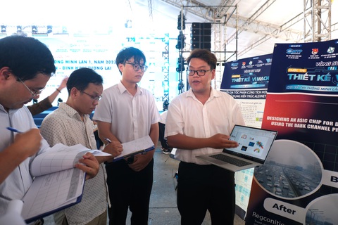 Sinh viên ngành vi mạch - bán dẫn chưa nhận bằng đã được nhận làm việc- Ảnh 1. Nguyễn Huy Hoàng - sinh viên Trường đại học Sư phạm kỹ thuật TP.HCM - trình bày đề tài Tối ưu hóa xử lý sương mù trên hệ thống FPGA cho ứng dụng nhận diện vật thể trước ban giám khảo là các chuyên gia vi mạch - bán dẫn đến từ các trường đại học và doanh nghiệp lớn. Đây cũng là 1 trong 2 dự án trình bày ấn tượng nhất - Ảnh: VŨ THỦY