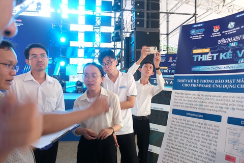 Sinh viên ngành vi mạch - bán dẫn chưa nhận bằng đã được nhận làm việc- Ảnh 3. Tôn Nữ Tâm Nhi - sinh viên Trường đại học Khoa học tự nhiên (Đại học Quốc gia TP.HCM) - cô gái duy nhất của cuộc thi - trình bày đề án về hệ thống bảo mật - Ảnh: VŨ THỦY
