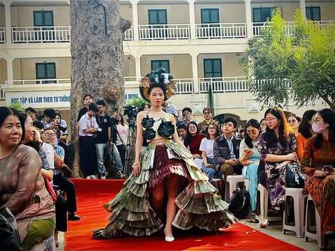 Báo cáo dự án liên môn học bằng màn trình diễn thời trang tái chế- Ảnh 1. Bộ trang phục được xếp từ những mảng giấy, báo với sự kỳ công và khéo léo, học sinh lớp 11 đã mang đến sự trầm trồ cho phụ huynh, học sinh tham gia tại buổi báo cáo dự án liên môn toán - ngữ văn - lịch sử, địa lý - sinh học - hóa học - ngoại ngữ - Ảnh: MỸ DUNG