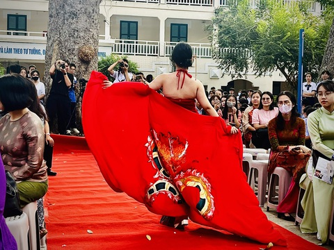Báo cáo dự án liên môn học bằng màn trình diễn thời trang tái chế- Ảnh 4. Bộ váy áo lấy cảm hứng từ hình ảnh mạnh mẽ và hùng vĩ của những di sản văn hóa của vùng đất Hà Nội - Quảng Ninh và sử dụng chất liệu thân thiện môi trường - Ảnh: MỸ DUNG