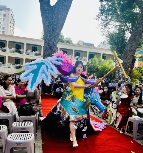 Báo cáo dự án liên môn học bằng màn trình diễn thời trang tái chế- Ảnh 5. Học sinh đã dùng rất nhiều chất liệu quen thuộc của vùng đồng bằng sông Hồng như tre, cói kết hợp với các vật liệu khác thân thiện như giấy và sự đa dạng của phong cảnh miền Bắc để tạo nên một sản phẩm thời trang đậm chất trình diễn - Ảnh: MỸ DUNG