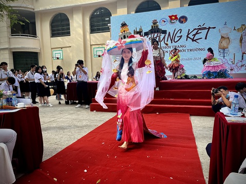 Báo cáo dự án liên môn học bằng màn trình diễn thời trang tái chế- Ảnh 7. Học sinh tận dụng những sản phẩm bỏ đi như thùng xốp, hộp giấy để biến thành bộ trang phục quan họ có nhiều chi tiết cách điệu và mang cả mô hình Hoàng thành Thăng Long - Ảnh: MỸ DUNG