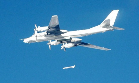 Thủ đô Kiev của Ukraine bị tập kích sau vụ khủng bố ở Nga- Ảnh 2. Máy bay ném bom Tu-95MS của Nga phóng tên lửa hành trình hồi năm 2017 - Ảnh: Bộ Quốc phòng Nga