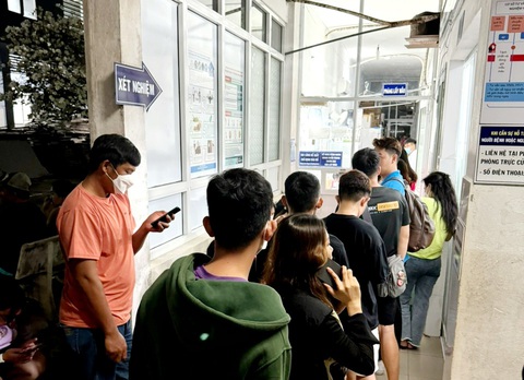 Hàng trăm người dân Phú Quốc trắng đêm tình nguyện hiến máu cứu sản phụ bị băng huyết- Ảnh 1. Đông đảo người dân ở Phú Quốc đến Trung tâm Y tế TP Phú Quốc xét nghiệm và hiến máu để cứu sản phụ M. - Ảnh: Q.T.