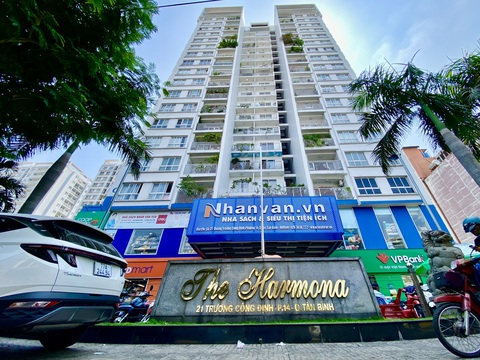 Chung cư The Harmona chờ cấp sổ hồng, đỏ mắt tìm thẩm định giá- Ảnh 1. Hàng trăm cư dân chung cư The Harmona dài cổ chờ được cấp sổ hồng - Ảnh: HOÀNG BÁCH