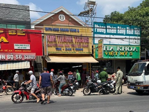 Công an có mặt tại hiện trường vụ cướp tiệm vàng tại thành phố Dĩ An, tỉnh Bình Dương trưa 25-3 - Ảnh: B.Đ. Công an có mặt tại hiện trường vụ cướp tiệm vàng tại thành phố Dĩ An, tỉnh Bình Dương trưa 25-3 - Ảnh: B.Đ.