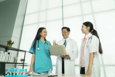 Doanh nghiệp SME được hỗ trợ về vốn và phí dịch vụ tại ABBANK- Ảnh 4. Các doanh nghiệp SME trong ngành dược & trang thiết bị y tế sẽ được ABBANK tài trợ vay và nhiều ưu đãi chuyên biệt về phí