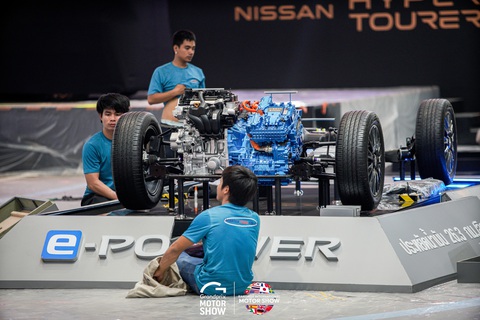 Bangkok Motor Show 2024: Quầy bar VinFast và hàng loạt xe hot dự kiến đến Việt Nam lộ diện- Ảnh 15. Nissan không chỉ trưng bày xe mà giới thiệu cả khung gầm với động cơ e-Power để khách có thể xem được chi tiết cỗ máy này. Đây là loại động cơ điện lai xăng đang tạo nên sự khác biệt của các mẫu xe Nissan so với các loại động cơ hybrid khác trên thị trường. Động cơ này đang có mặt trên Nissan Kicks tại Việt Nam.