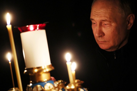 Tổng thống Nga Vladimir Putin thắp nên tại một nhà thờ ở ngoại ô Matxcơva ngày 24-3 - Ảnh: AFP Tổng thống Nga Vladimir Putin thắp nến tại một nhà thờ ở ngoại ô Matxcơva ngày 24-3 - Ảnh: AFP