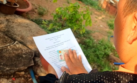 Lại chuyện ‘bỗng dưng làm giám đốc’, nghi bị lấy cả số căn cước công dân mới- Ảnh 1. Anh Ngô X.H. cầm lá đơn đi trình báo và CCCD của mình - Ảnh: NVCC