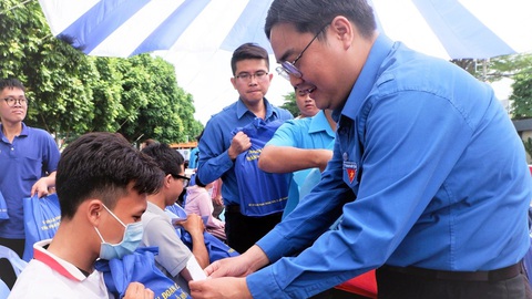 Ngày làm việc tốt mừng sinh nhật Đoàn- Ảnh 1. Phó bí thư thường trực Thành Đoàn TP.HCM Ngô Minh Hải (phải) trao quà cho công nhân khó khăn tại quận Bình Tân (TP.HCM) - Ảnh: K.ANH