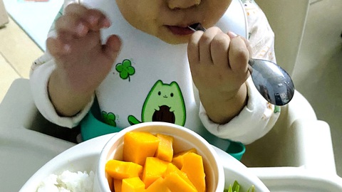 Tranh cãi có nên cho dầu mỡ vào đồ ăn của trẻ- Ảnh 1. Lượng dầu mỡ khuyến cáo ở mỗi trẻ thường từ 5-10 ml cho mỗi bữa ăn - Ảnh: Đ.N.