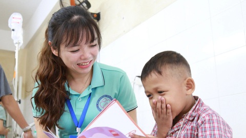 Nhân viên công tác xã hội: Những người hùng thầm lặng!- Ảnh 3. Bé ALăng Hải Quan xem chị Bình như người thân trong suốt hơn sáu năm gắn bó - Ảnh: ĐOÀN NHẠN