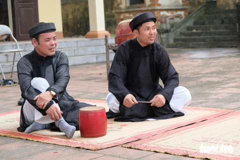 Ông Nguyễn Văn Thuyết (bìa trái) làm bảo vệ, anh Nguyễn Văn Tuấn làm tái xế taxi nhưng khi có "điều động" từ phường xoan, liền về phường hát xoan - Ảnh: ĐẬU DUNG Ông Nguyễn Văn Thuyết (bìa trái) làm bảo vệ, anh Nguyễn Văn Tuấn làm tái xế taxi nhưng khi có "điều động" từ phường xoan, liền về phường hát xoan - Ảnh: ĐẬU DUNG