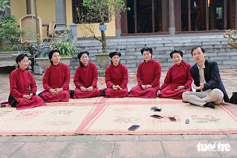 Lên đất Tổ, xem tài xế taxi, bảo vệ, chủ tiệm spa cũng ghiền hát xoan- Ảnh 1. Nhà nghiên cứu Nguyễn Quang Long (bìa phải) và các nghệ nhân phường xoan Thét - Ảnh: ĐẬU DUNG