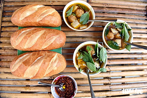 13 năm bánh mì vào từ điển Oxford- Ảnh 3. Ngoài bánh mì kẹp truyền thống, thế giới bánh mì Việt Nam phong phú và tinh vi một cách thú vị, trong ảnh là bánh mì xíu mại - Ảnh: DUYÊN PHAN
