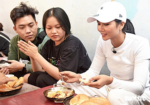 13 năm bánh mì vào từ điển Oxford- Ảnh 1. Người Việt ăn bánh mì quanh năm suốt tháng không chán, hoa hậu H'Hen Niê (trong ảnh) cũng không ngoại lệ - Ảnh: DUYÊN PHAN