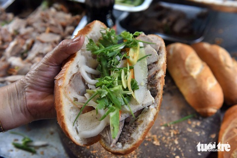 Trong ổ bánh mì là cả một thế giới nhân sinh quan của người Việt; có pate, có thịt, có chả lụa, có cả nước sốt và rau thơm - Ảnh: DUYÊN PHAN Trong ổ bánh mì là cả một thế giới nhân sinh quan của người Việt; có pate, có thịt, có chả lụa, có cả nước sốt và rau thơm - Ảnh: DUYÊN PHAN