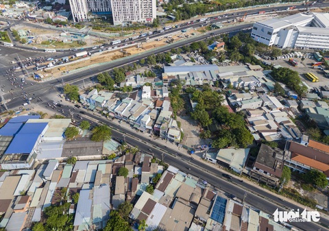 Nút giao An Phú 'tắc' 24.000m² mặt bằng, Ban Giao thông kiến nghị TP Thủ Đức khẩn trương- Ảnh 2. 2 vị trí mặt bằng đang vướng mắc nằm đầu đường Lương Định Của về hướng đường Nguyễn Hoàng - Ảnh: CHÂU TUẤN