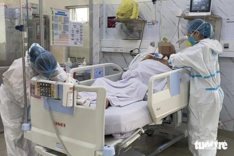 Tại sao người lại mắc cúm gia cầm H5N1 và bệnh dễ tử vong?- Ảnh 1. Người nhiễm cúm A/H5N1 nhanh chuyển biến nặng, với nguy cơ tử vong cao và phải cách ly như bệnh COVID-19 - Ảnh: XUÂN MAI