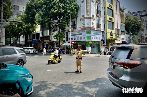 Du khách 'dễ thở' trong ngày đầu đi một chiều quanh chợ Hàn Đà Nẵng- Ảnh 1. Lực lượng chức năng thí điểm lưu thông một chiều quanh chợ Hàn trưa 25-3 - Ảnh: TRƯỜNG TRUNG