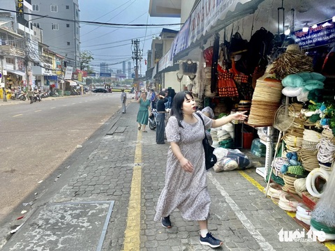 Du khách 'dễ thở' trong ngày đầu đi một chiều quanh chợ Hàn Đà Nẵng- Ảnh 2. Du khách có lối đi rộng, thoáng sau khi quận Hải Châu ra quân lập lại trật tự ở các tuyến phố du lịch - Ảnh: TRƯỜNG TRUNG