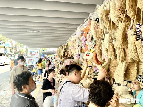 Du khách 'dễ thở' trong ngày đầu đi một chiều quanh chợ Hàn Đà Nẵng- Ảnh 3. Khách nước ngoài mua sắm ở chợ Hàn - Ảnh: TRƯỜNG TRUNG