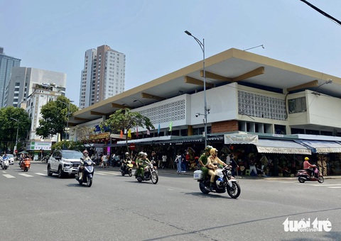 Du khách 'dễ thở' trong ngày đầu đi một chiều quanh chợ Hàn Đà Nẵng- Ảnh 5. Các lực lượng chức năng sẽ tập trung đảm bảo giao thông và trật tự đô thị trên các tuyến đường du lịch - Ảnh: TRƯỜNG TRUNG