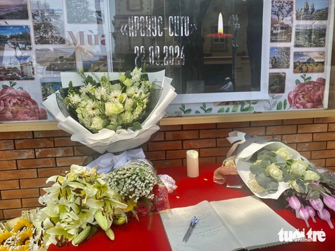 Nhiều người tại Đà Nẵng đã đặt hoa tưởng niệm nạn nhân vụ khủng bố nhà hát ở Nga- Ảnh 1. Nhiều công dân Nga tại Đà Nẵng và người dân yêu mến nước Nga đã ghi những lời chia buồn cùng gia đình các nạn nhân sáng 25-3 - Ảnh: TRƯỜNG TRUNG