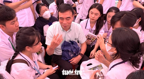 Sở thích và năng khiếu không cùng ’hệ', chọn ngành thế nào?- Ảnh 1. TS Phạm Tấn Hạ tư vấn cách chọn ngành cho học sinh trong Chương trình tư vấn tuyển sinh - hướng nghiệp 2024 - Ảnh: TRẦN HUỲNH