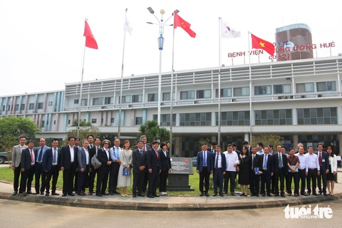 Chủ tịch Quốc hội Hàn Quốc cam kết sẽ ‘liên tục hỗ trợ’ Việt Nam trong lĩnh vực y tế- Ảnh 4. Đoàn đại biểu Quốc hội Hàn Quốc cùng lãnh đạo tỉnh Thừa Thiên Huế chụp ảnh lưu niệm tại Bệnh viện Trung ương Huế cơ sở 2 do phía Hàn Quốc tài trợ - Ảnh: NHẬT LINH