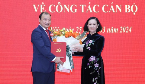 Ông Lê Hải Bình làm tổng biên tập Tạp chí Cộng sản- Ảnh 1. Thường trực Ban Bí thư, Trưởng Ban Tổ chức Trung ương Trương Thị Mai trao quyết định cho ông Lê Hải Bình - Ảnh: TTXVN