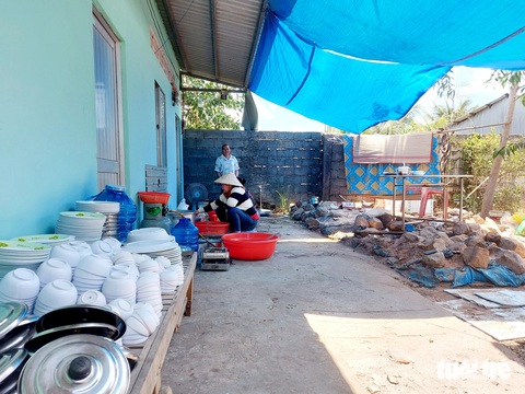 Cảnh nghèo của gia đình sản phụ bị băng huyết tử vong ở Phú Quốc- Ảnh 2. Do không có chỗ nấu ăn nên anh Vũ mượn đỡ hành lang của dãy trọ để bắc bếp nấu, đãi khách đến chia buồn cùng gia đình - Ảnh: CHÍ CÔNG
