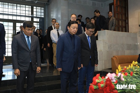 Phó thủ tướng Trần Hồng Hà và người dân Việt Nam ghi sổ tang nạn nhân vụ khủng bố ở Nga- Ảnh 1. Phó thủ tướng Trần Hồng Hà, Thứ trưởng Bộ Ngoại giao Nguyễn Minh Vũ (bìa trái) đến viếng tại Đại sứ quán Nga ở Hà Nội ngày 25-3 - Ảnh: DANH KHANG
