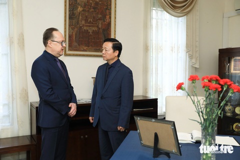 Phó thủ tướng Trần Hồng Hà và người dân Việt Nam ghi sổ tang nạn nhân vụ khủng bố ở Nga- Ảnh 3. Phó thủ tướng Trần Hồng Hà chia sẻ với Đại sứ Nga tại Việt Nam Gennady Stepanovich Bezdetko sau khi ghi sổ tang - Ảnh: DANH KHANG