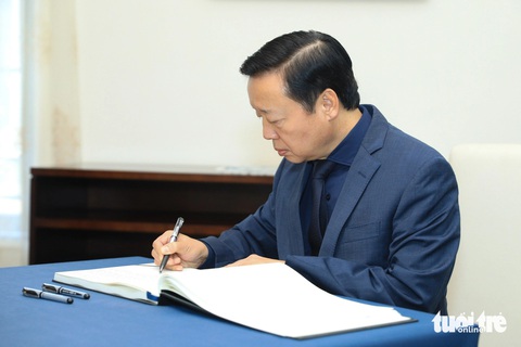 Phó thủ tướng Trần Hồng Hà ghi sổ tang tưởng nhớ các nạn nhân vụ tấn công khủng bố ở Nga - Ảnh: DANH KHANG Phó thủ tướng Trần Hồng Hà ghi sổ tang tưởng nhớ các nạn nhân vụ tấn công khủng bố ở Nga - Ảnh: DANH KHANG