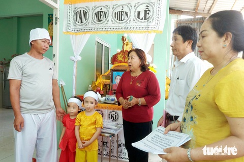 Ông Đặng Ngọc Hòa (thứ hai bên phải sang) - phó chủ tịch UBMT Tổ quốc Việt Nam phường, chủ tịch Hội Bảo trợ bệnh nhân nghèo phường Dương Đông - đến trao tiền hỗ trợ cho gia đình sản phụ M. - Ảnh: CHÍ CÔNG Ông Đặng Ngọc Hòa (thứ hai từ phải sang) - phó chủ tịch Ủy ban MTTQ Việt Nam phường, chủ tịch Hội Bảo trợ bệnh nhân nghèo phường Dương Đông - đến trao tiền hỗ trợ cho gia đình sản phụ M. - Ảnh: CHÍ CÔNG