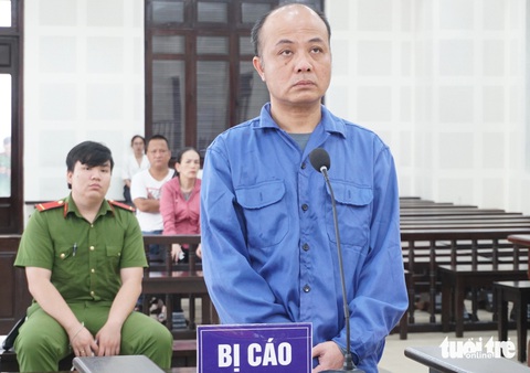Ra tòa, cựu cán bộ địa chính khai 'vừa làm vừa học, không đọc kỹ Luật Đất đai'- Ảnh 1. Bị cáo tại phiên tòa - Ảnh: ĐOÀN CƯỜNG