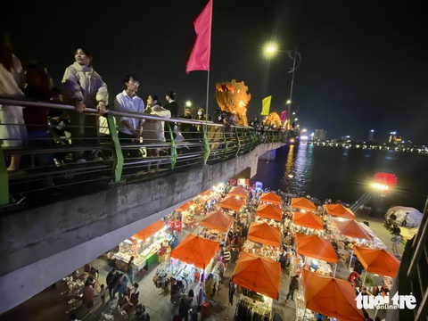 Chợ đêm Sơn Trà Đà Nẵng 'đóng cửa' vào tháng 7, đổi vị trí- Ảnh 2. Khu vực đầu cầu Rồng tập trung nhiều hoạt động vui chơi, giải trí - Ảnh: TRƯỜNG TRUNG